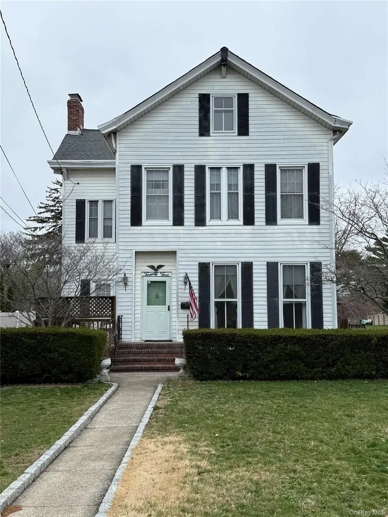 25 Shore Lane Bay Shore NY 11706