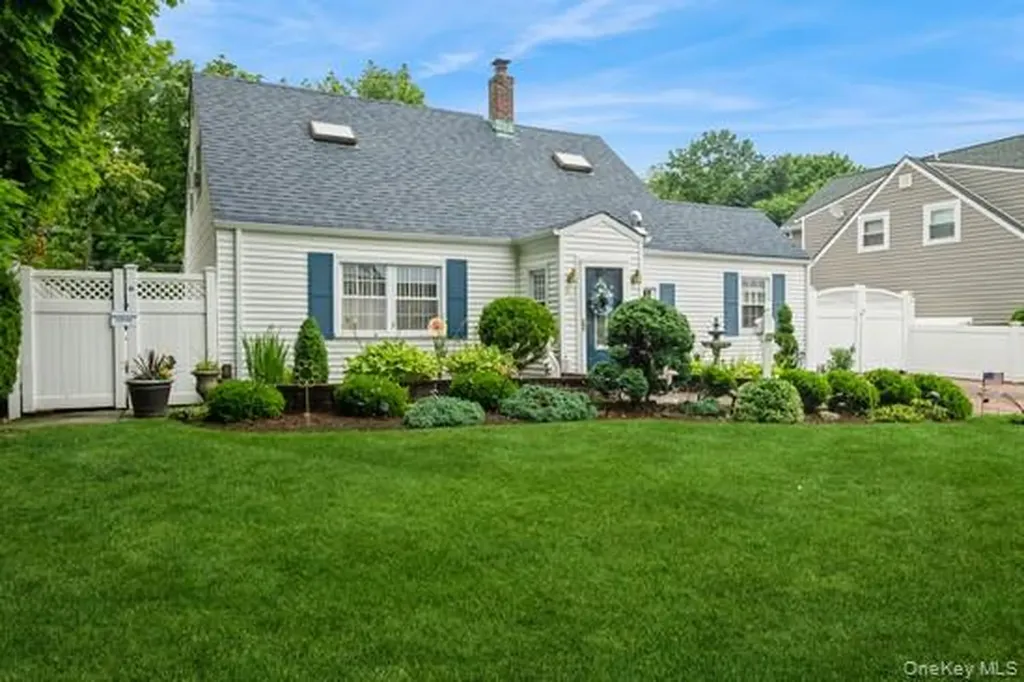 59 Hill Lane Levittown NY 11756
