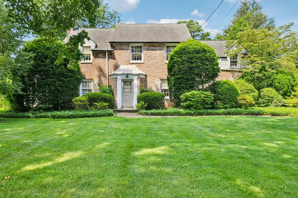 21 Orchard Drive East Williston NY 11596