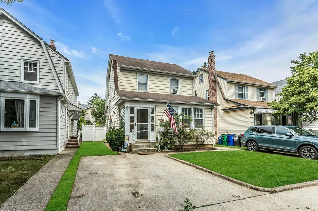 8748 252nd Street Bellerose NY 11426