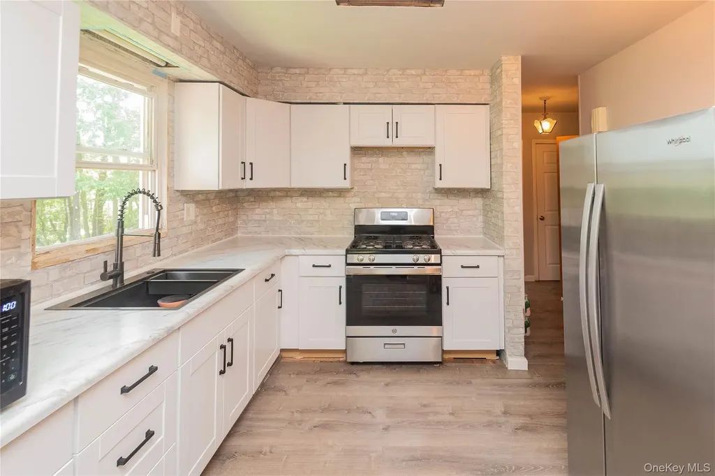 17 Hillside Place Fallsburg NY 12779