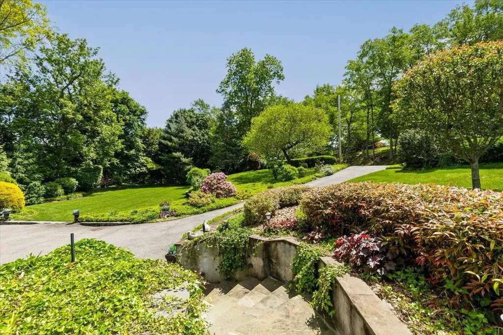 31 Colonial Road White Plains NY 10605