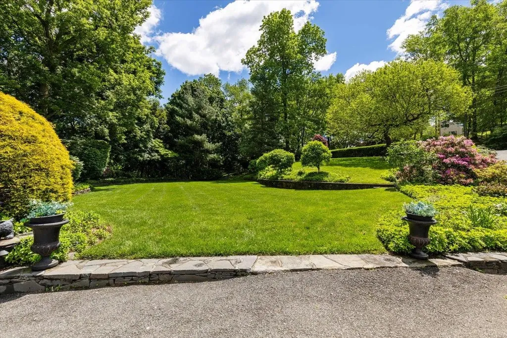 31 Colonial Road White Plains NY 10605