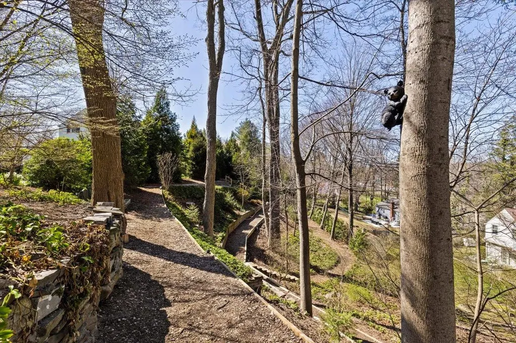 31 Colonial Road White Plains NY 10605