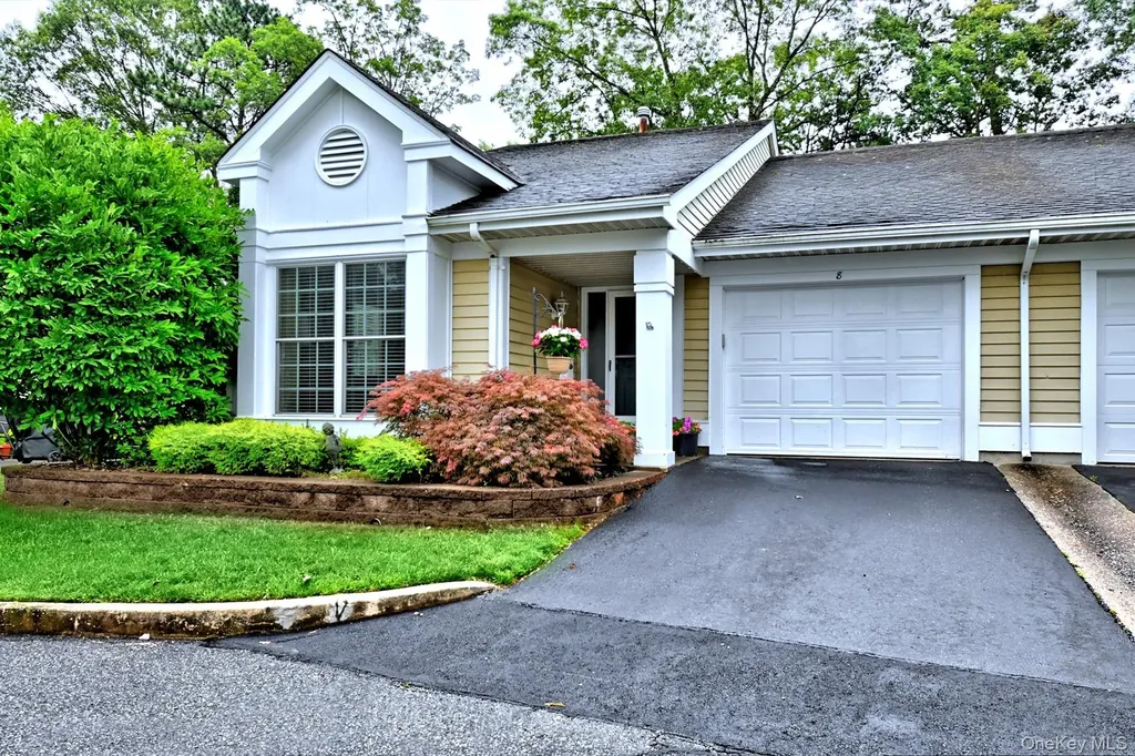 8 Kismet Court Ridge NY 11961