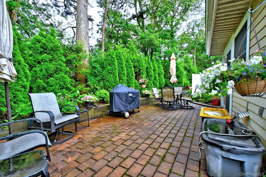 8 Kismet Court Ridge NY 11961