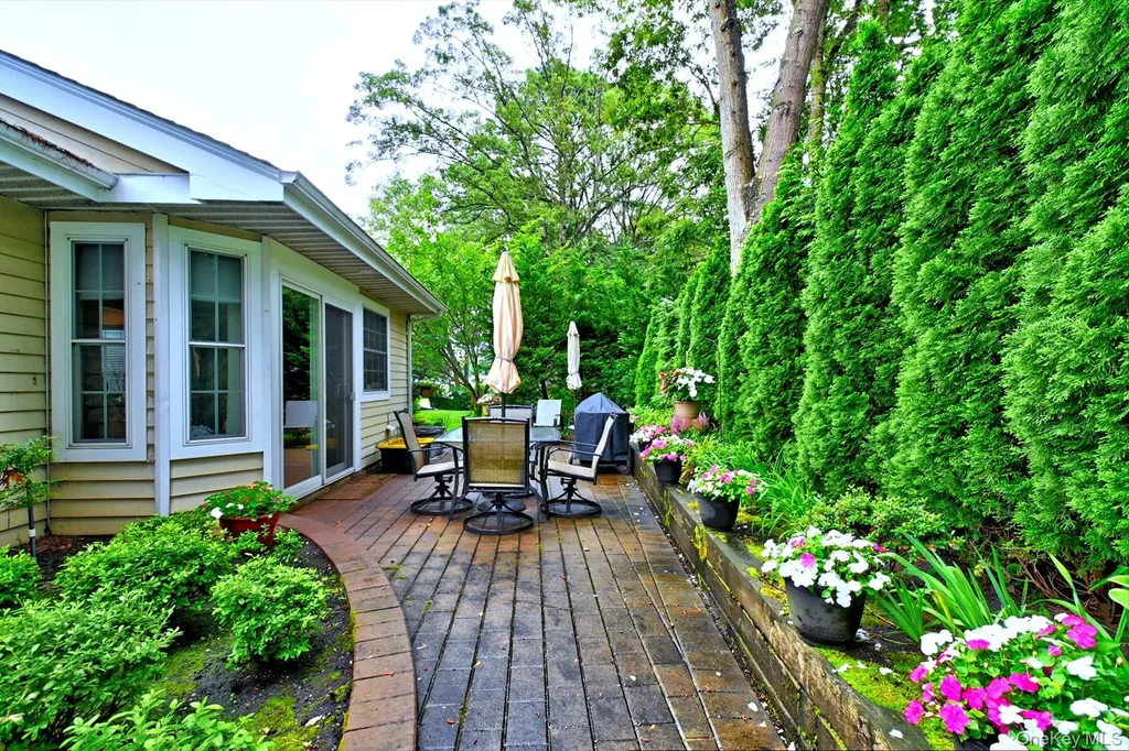 8 Kismet Court Ridge NY 11961