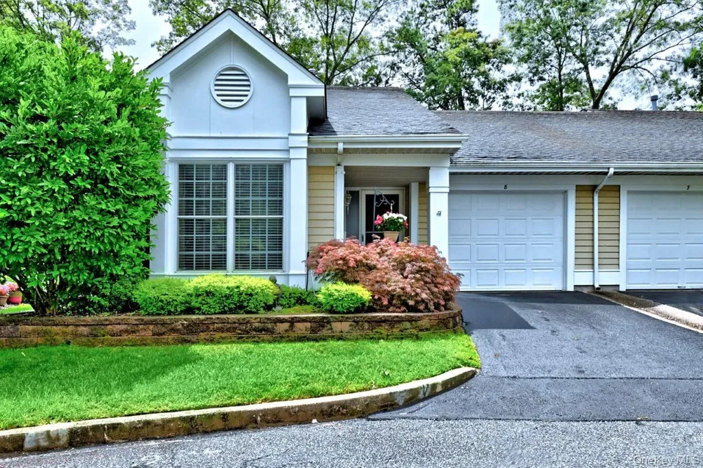 8 Kismet Court Ridge NY 11961