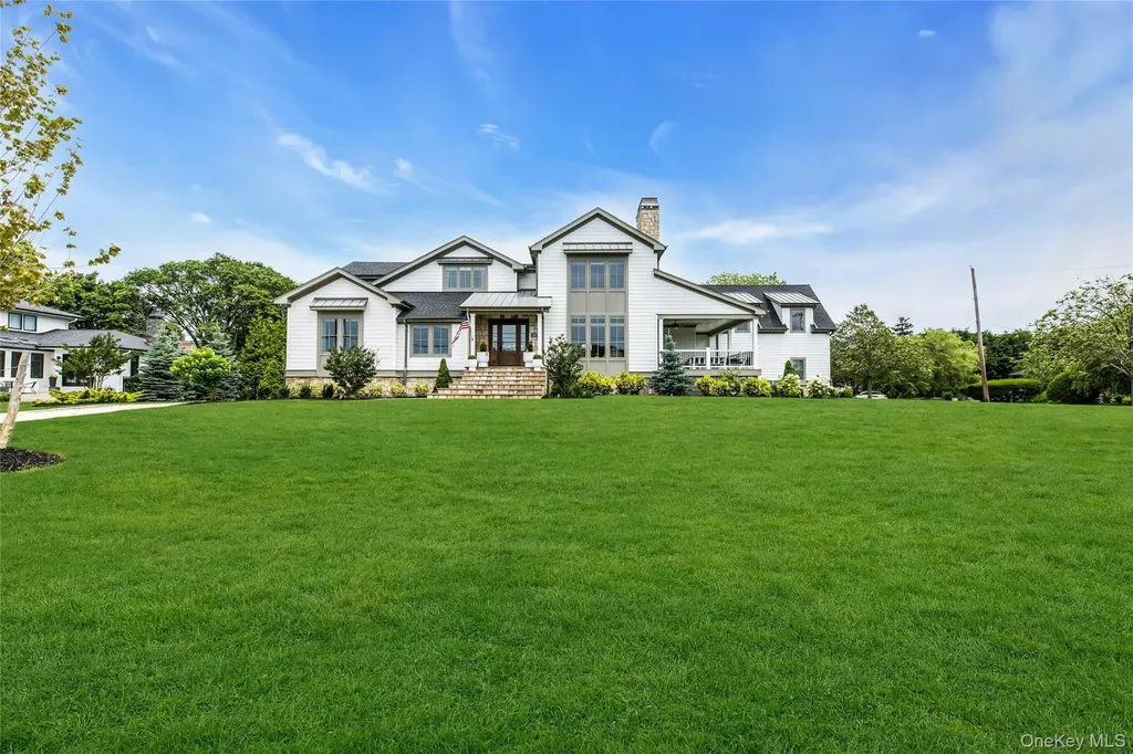 52 Concourse E Brightwaters NY 11718