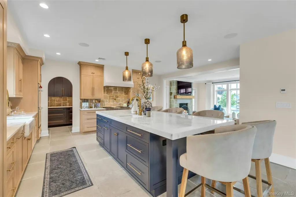 52 Concourse E Brightwaters NY 11718