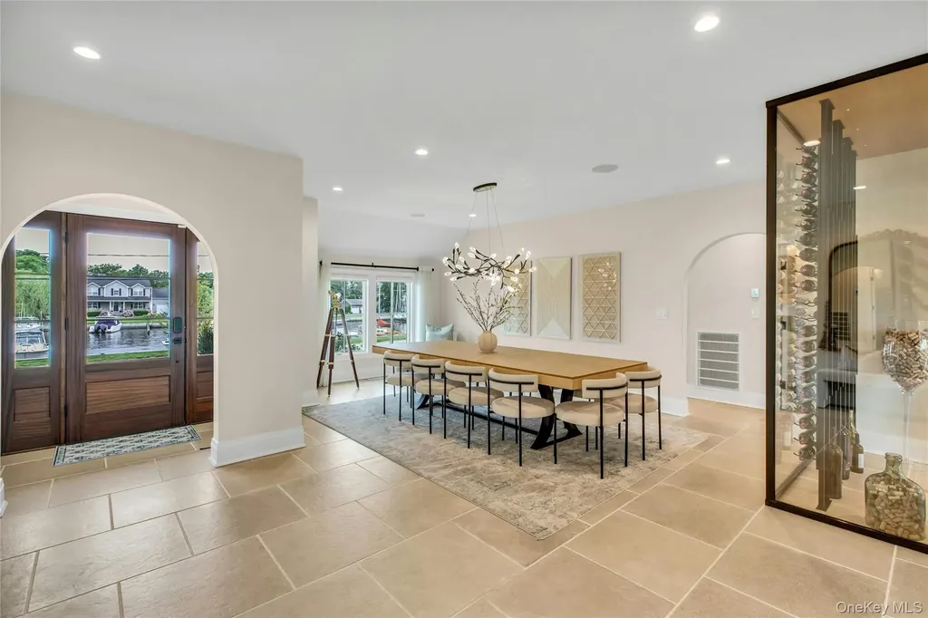 52 Concourse E Brightwaters NY 11718