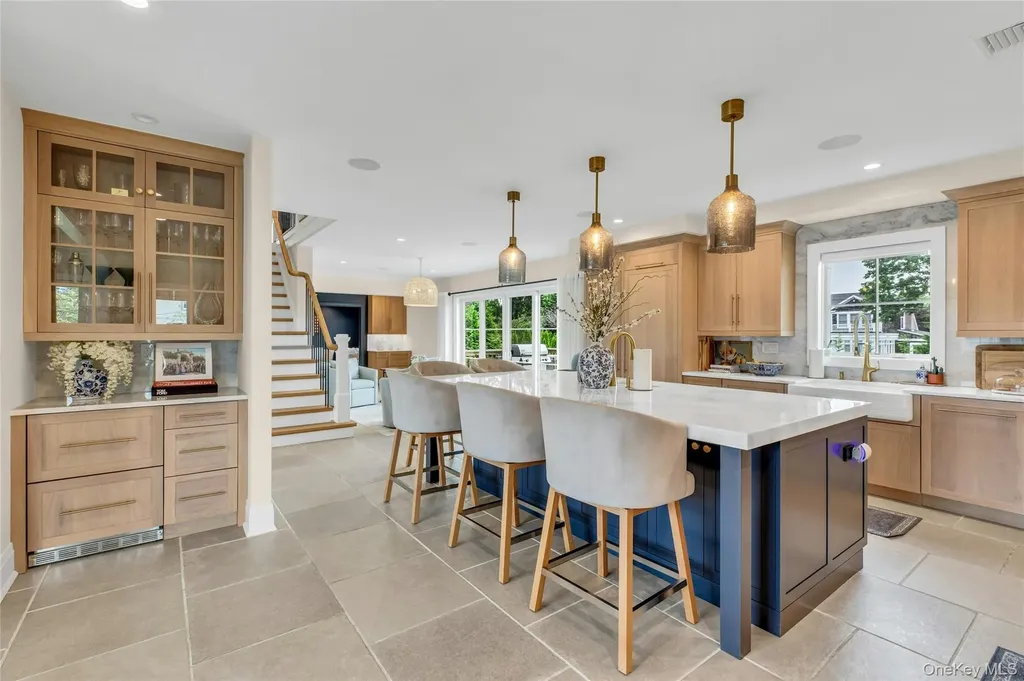 52 Concourse E Brightwaters NY 11718