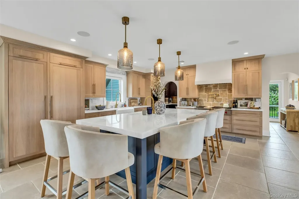 52 Concourse E Brightwaters NY 11718