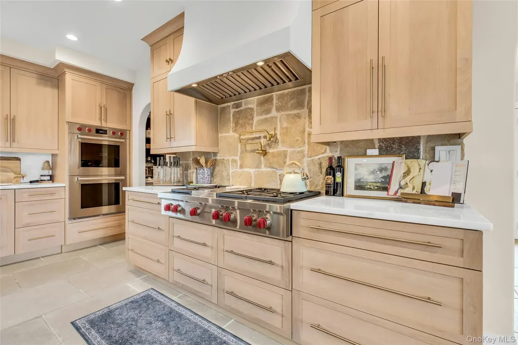 52 Concourse E Brightwaters NY 11718