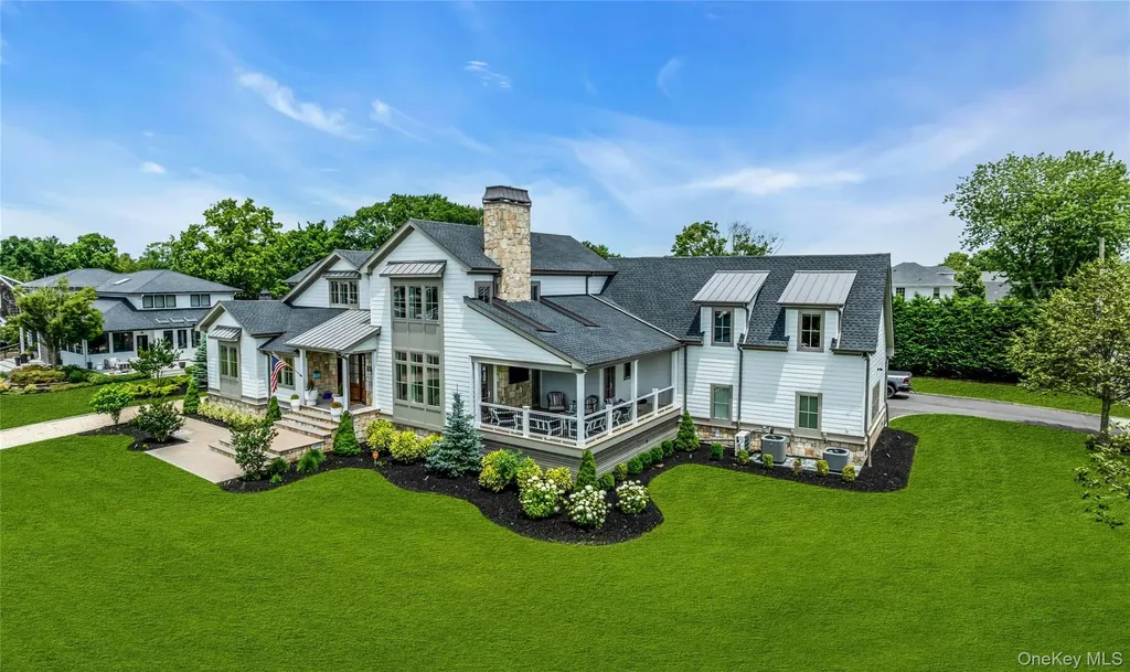 52 Concourse E Brightwaters NY 11718
