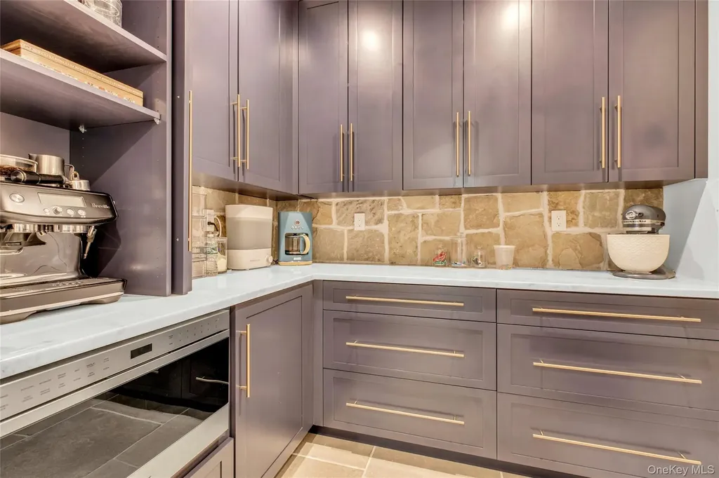 52 Concourse E Brightwaters NY 11718