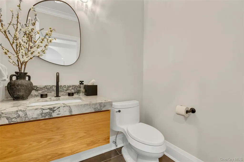 52 Concourse E Brightwaters NY 11718