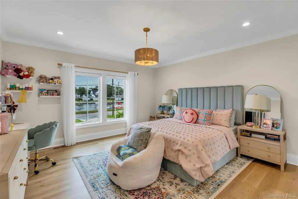52 Concourse E Brightwaters NY 11718