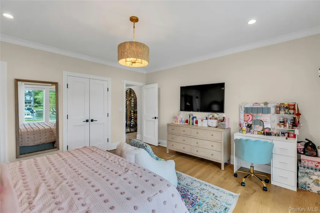 52 Concourse E Brightwaters NY 11718