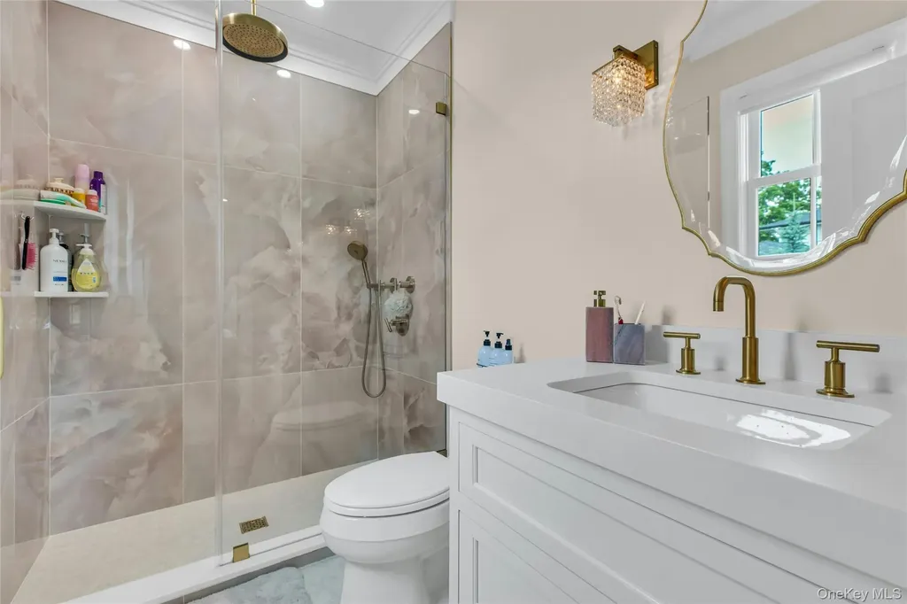 52 Concourse E Brightwaters NY 11718
