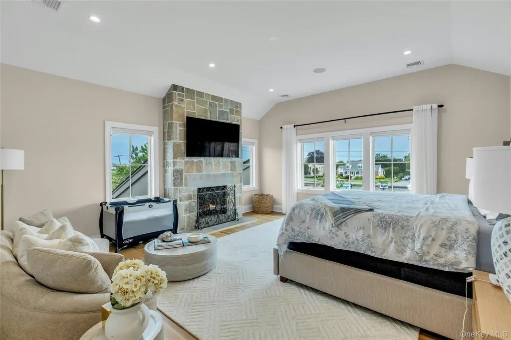 52 Concourse E Brightwaters NY 11718