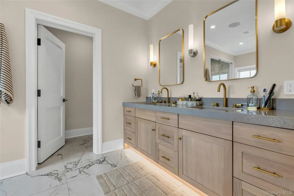 52 Concourse E Brightwaters NY 11718