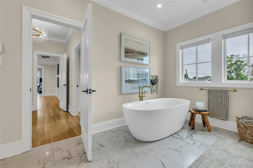 52 Concourse E Brightwaters NY 11718