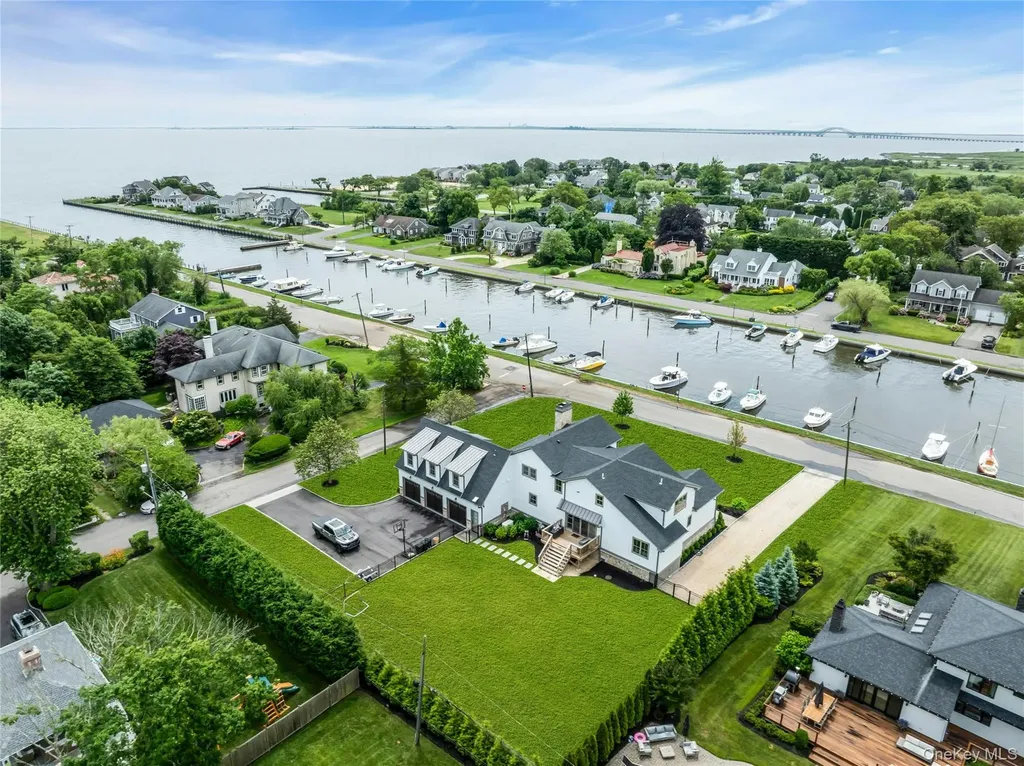 52 Concourse E Brightwaters NY 11718