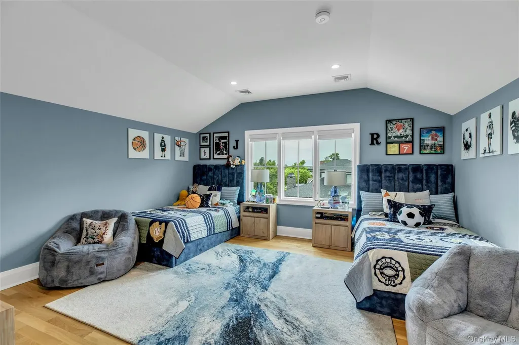 52 Concourse E Brightwaters NY 11718