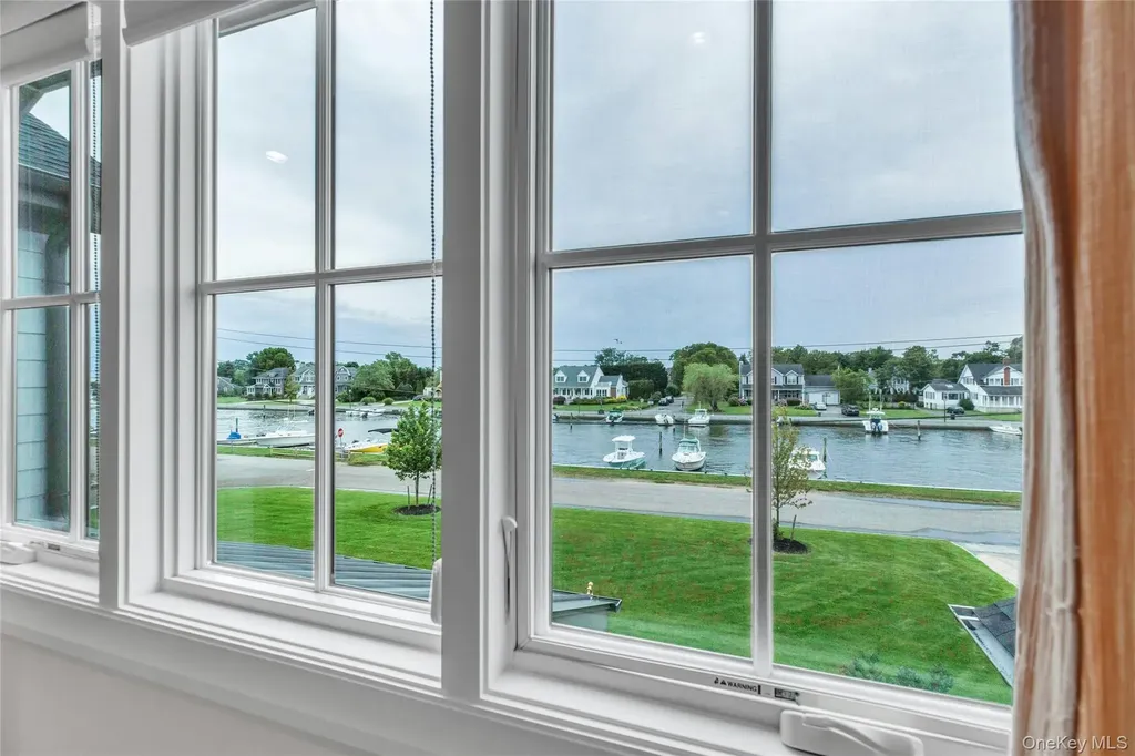 52 Concourse E Brightwaters NY 11718