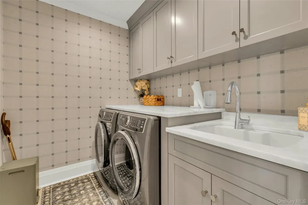 52 Concourse E Brightwaters NY 11718