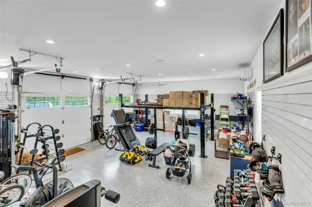 52 Concourse E Brightwaters NY 11718