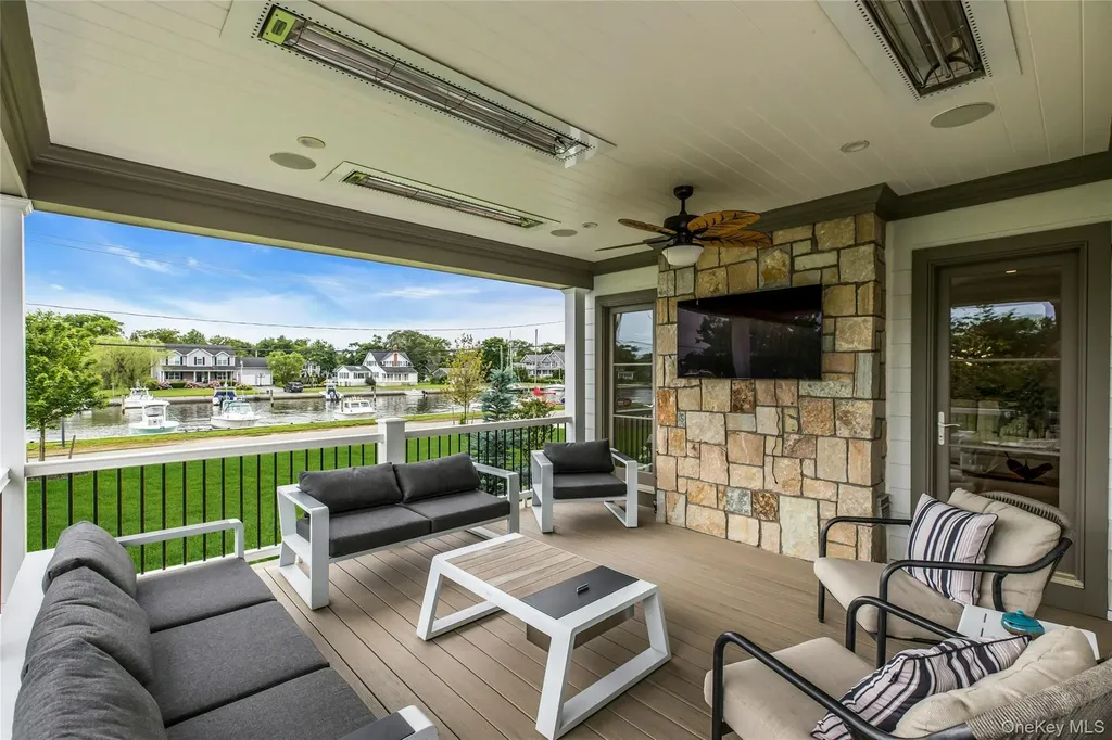52 Concourse E Brightwaters NY 11718