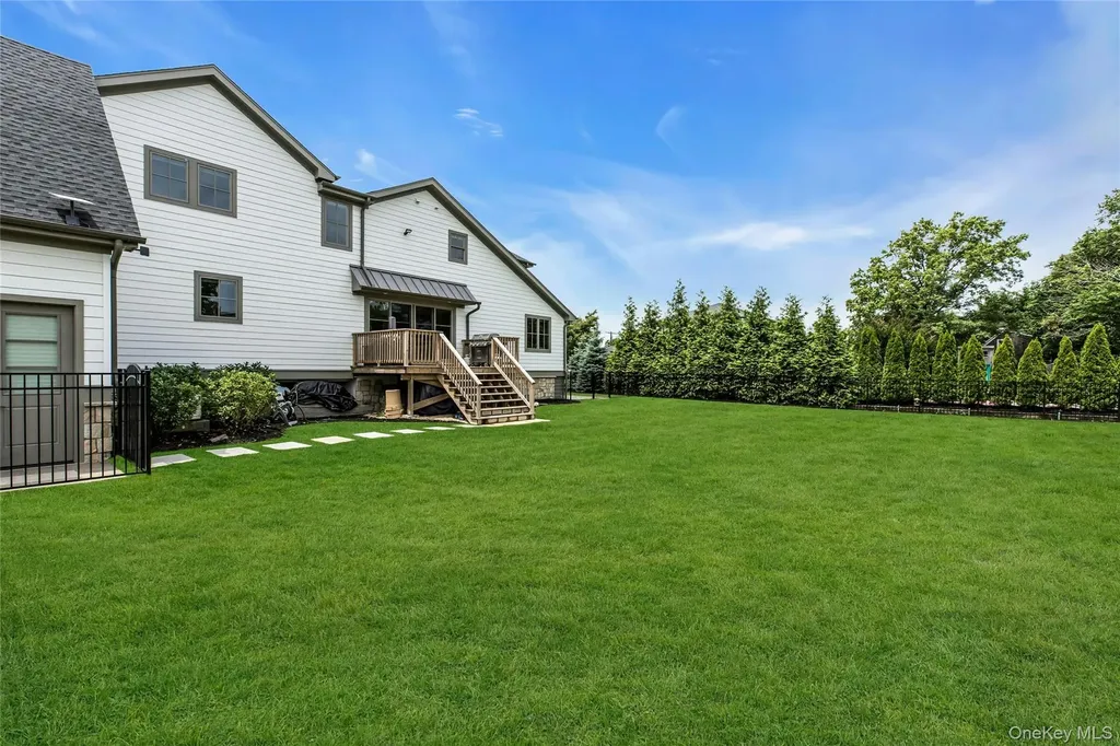 52 Concourse E Brightwaters NY 11718