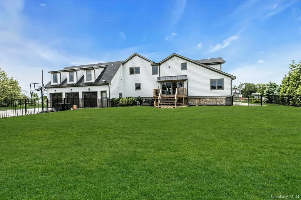 52 Concourse E Brightwaters NY 11718