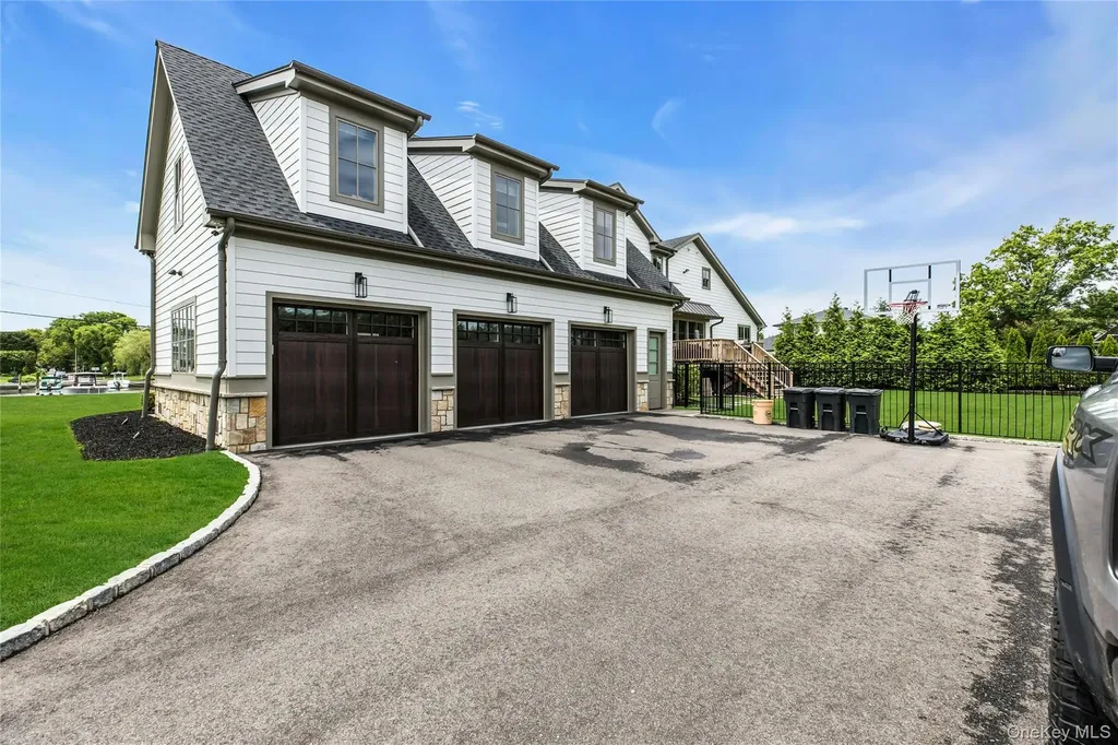 52 Concourse E Brightwaters NY 11718