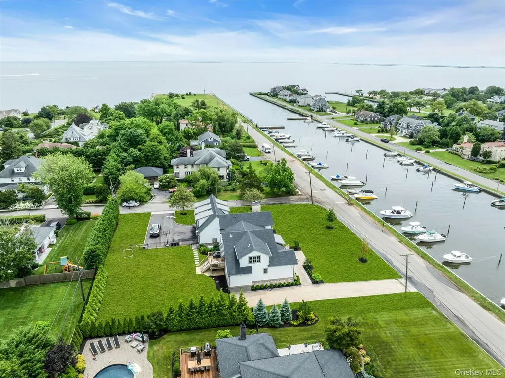 52 Concourse E Brightwaters NY 11718