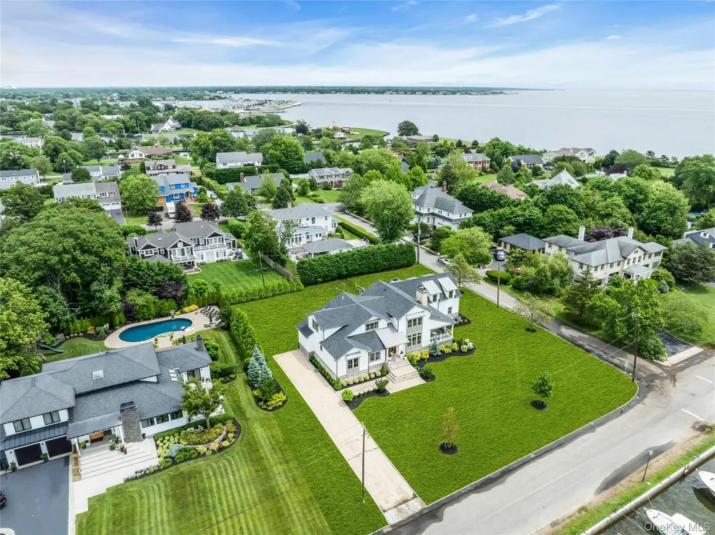 52 Concourse E Brightwaters NY 11718