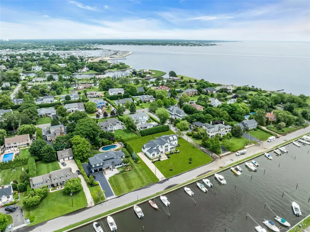 52 Concourse E Brightwaters NY 11718