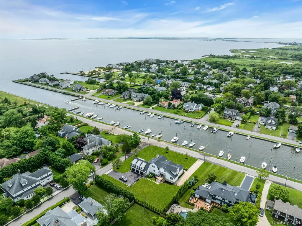 52 Concourse E Brightwaters NY 11718