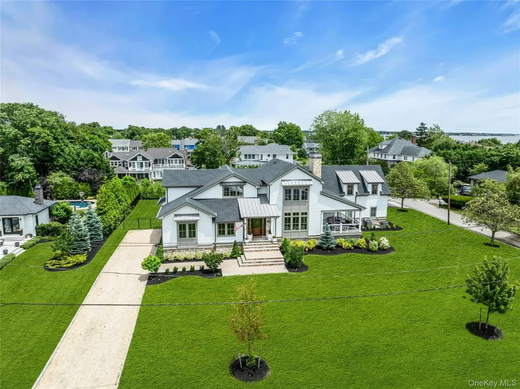 52 Concourse E Brightwaters NY 11718