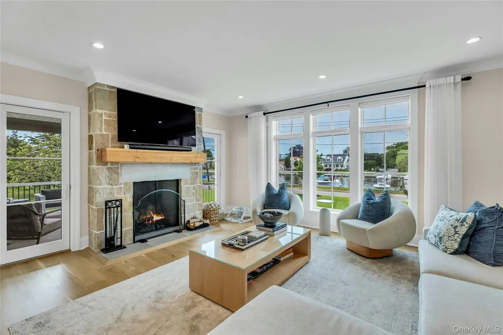 52 Concourse E Brightwaters NY 11718