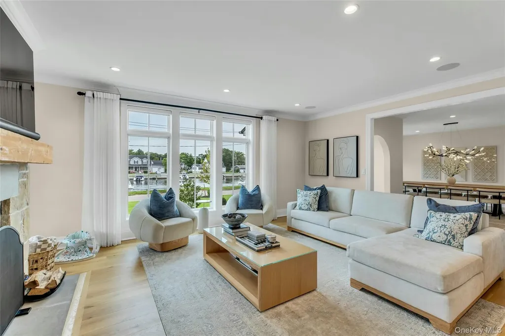 52 Concourse E Brightwaters NY 11718