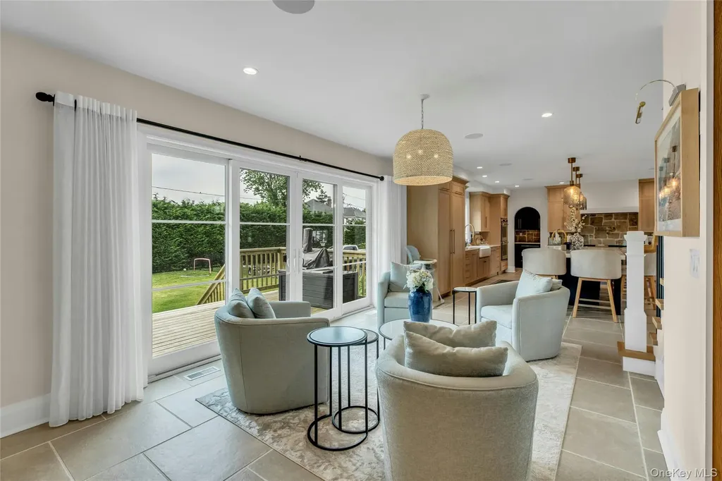 52 Concourse E Brightwaters NY 11718