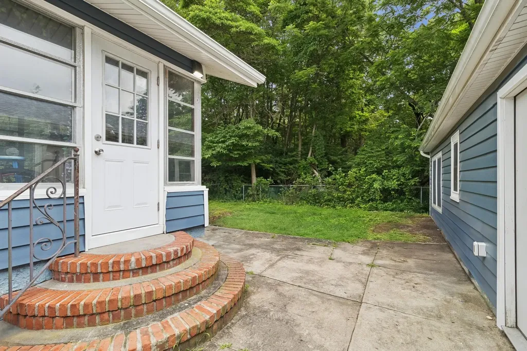 32 Smith Lane Middle Island NY 11953