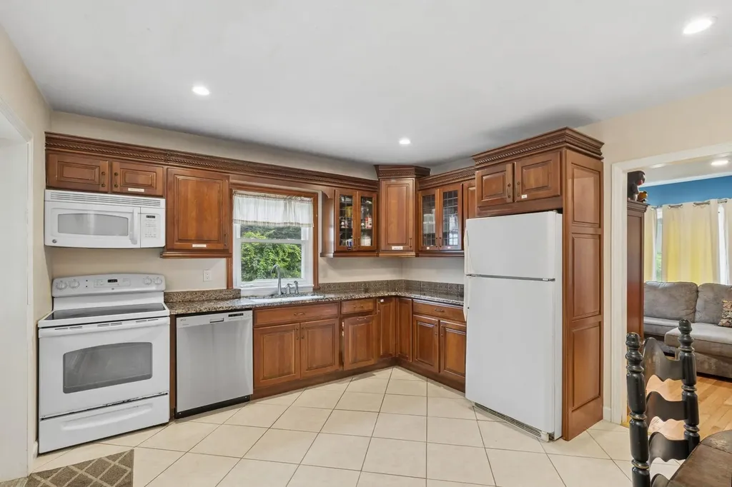 32 Smith Lane Middle Island NY 11953