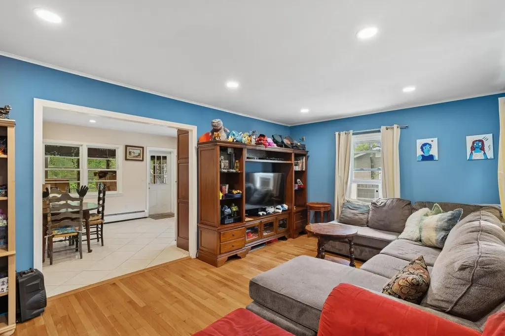 32 Smith Lane Middle Island NY 11953