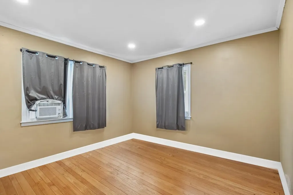 32 Smith Lane Middle Island NY 11953