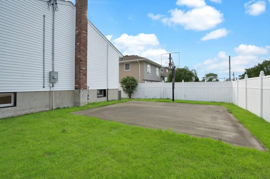 1815 Echo Place Merrick NY 11566