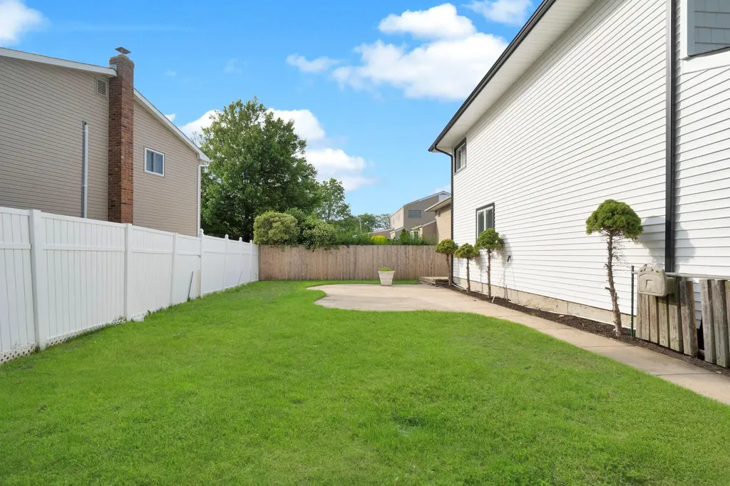1815 Echo Place Merrick NY 11566